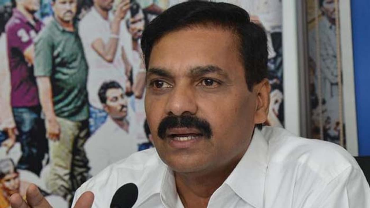 ఫోన్ ట్యాపింగ్ కాదు మ్యాన్ ట్యాపింగ్: కోటంరెడ్డి శ్రీధర్ రెడ్డికి కాకాని కౌంటర్ ఫోన్ ట్యాపింగ్ కాదు మ్యాన్ ట్యాపింగ్: కోటంరెడ్డి శ్రీధర్ రెడ్డికి కాకాని కౌంటర్