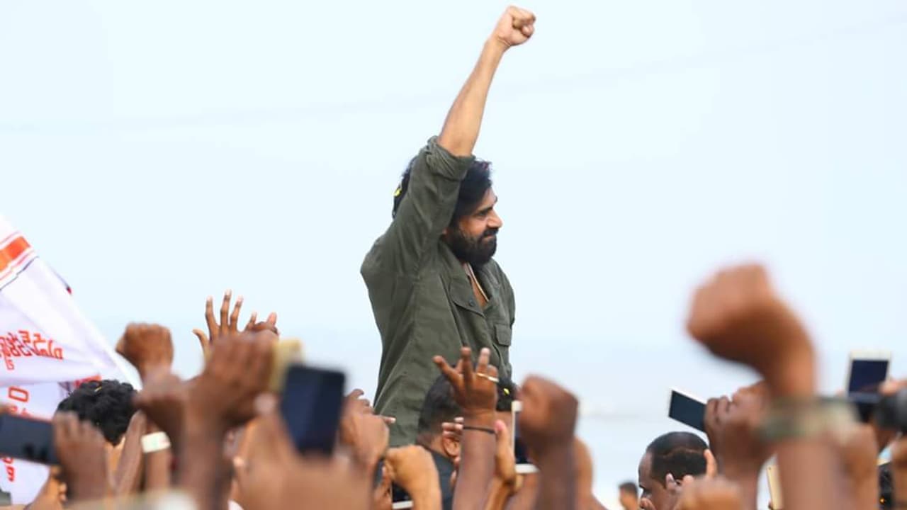 చంద్రబాబు అలా అన్నారు, చూస్తూ ఊరుకోవాలా: పవన్ కల్యాణ్ చంద్రబాబు అలా అన్నారు, చూస్తూ ఊరుకోవాలా: పవన్ కల్యాణ్