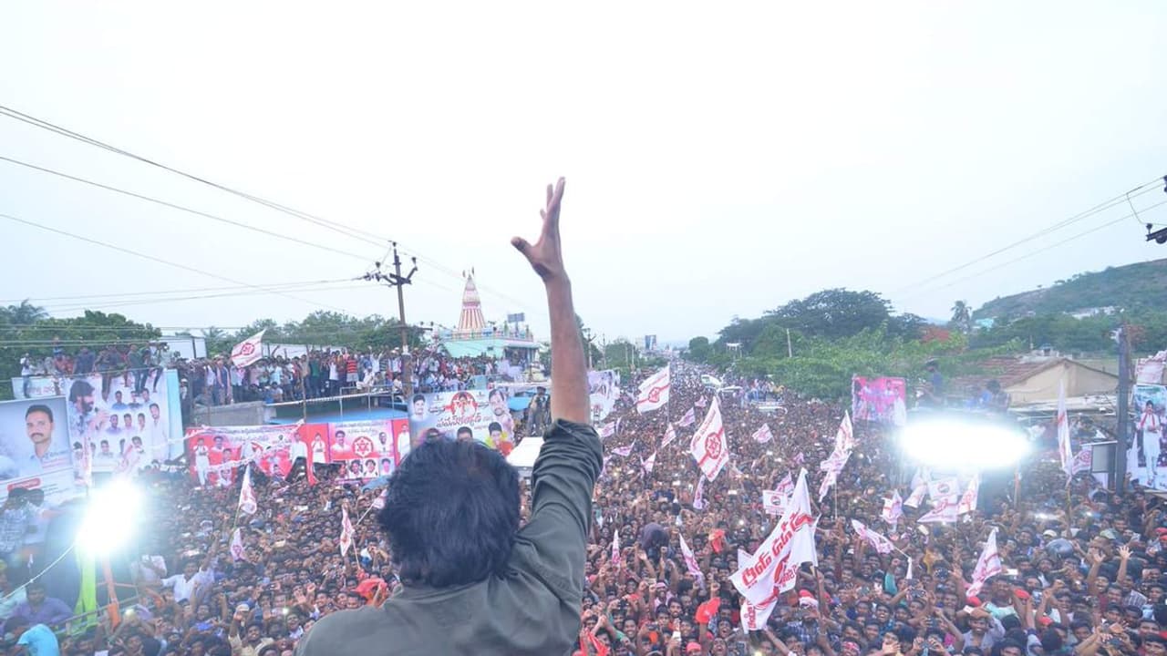 విశాఖ భూకబ్జాలు: సిట్ నివేదికపై మౌనమేల బాబు?: పవన్ ఘాటు వ్యాఖ్యలు విశాఖ భూకబ్జాలు: సిట్ నివేదికపై మౌనమేల బాబు?: పవన్ ఘాటు వ్యాఖ్యలు