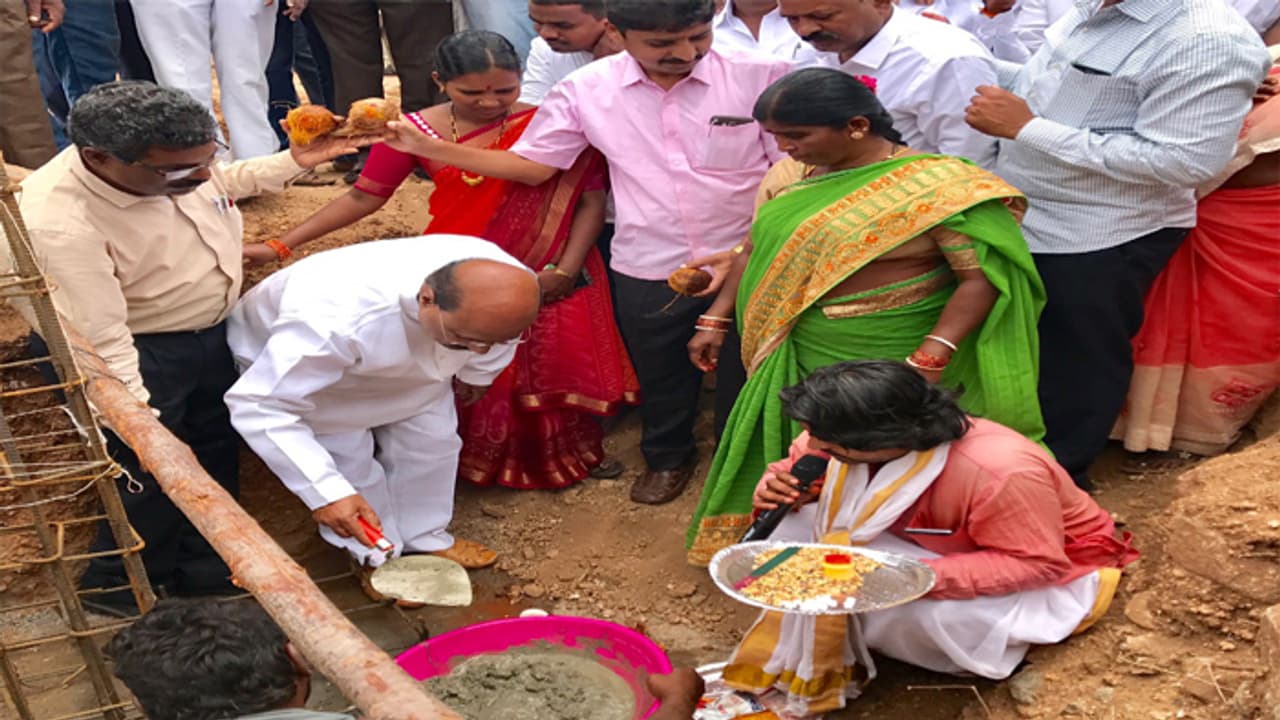 మంచాలలో డబుల్ బెడ్రూమ్ ఇండ్లకు శంకుస్థాపన మంచాలలో డబుల్ బెడ్రూమ్ ఇండ్లకు శంకుస్థాపన