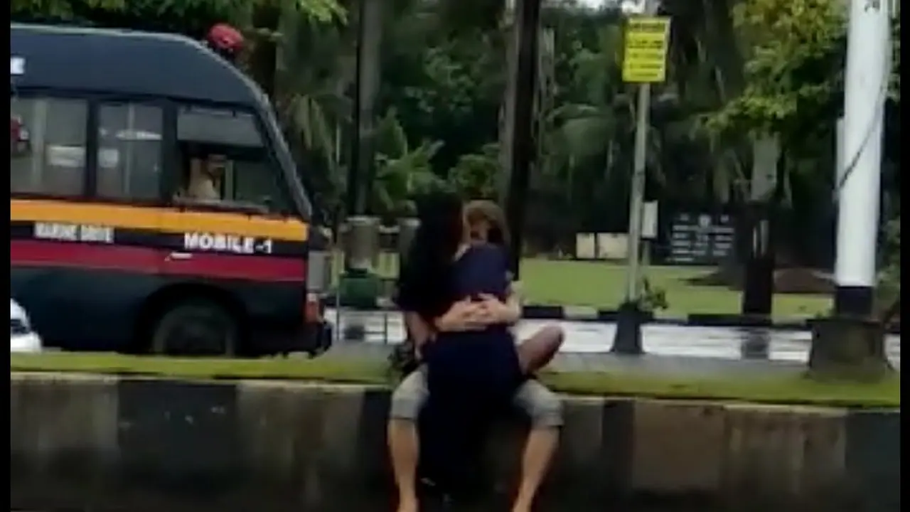 ಛೀ..ನಡುರಸ್ತೆಯಲ್ಲಿ ಇದೆಂತಾ ಪೋಲಿ ಆಟ?: ವಿಡಿಯೋ ವೈರಲ್..! ಛೀ..ನಡುರಸ್ತೆಯಲ್ಲಿ ಇದೆಂತಾ ಪೋಲಿ ಆಟ?: ವಿಡಿಯೋ ವೈರಲ್..!