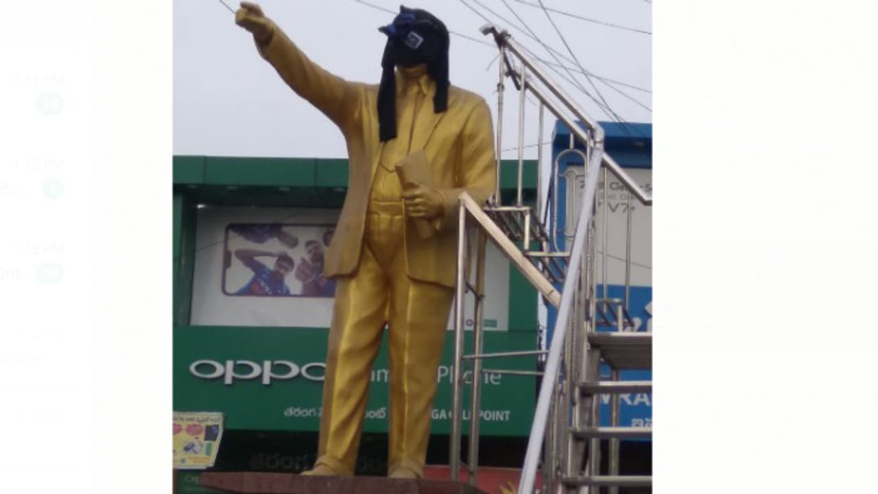 అంబేద్కర్ ముఖానికి నల్ల ముసుగు అంబేద్కర్ ముఖానికి నల్ల ముసుగు