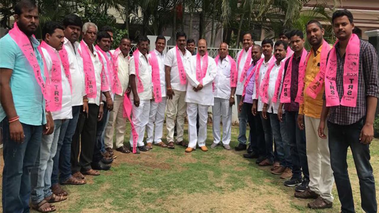 ఉద్రిక్తత: ఇబ్రహీంపట్నం ఎమ్మెల్యే మంచిరెడ్డి కిషన్ రెడ్డి కాన్వాయ్పై చెప్పులు ఉద్రిక్తత: ఇబ్రహీంపట్నం ఎమ్మెల్యే మంచిరెడ్డి కిషన్ రెడ్డి కాన్వాయ్పై చెప్పులు