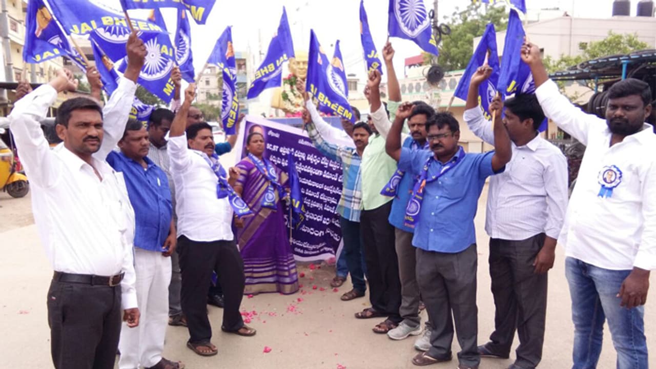 చలో వరంగల్ కు తరలిన దళిత నాయకులు చలో వరంగల్ కు తరలిన దళిత నాయకులు