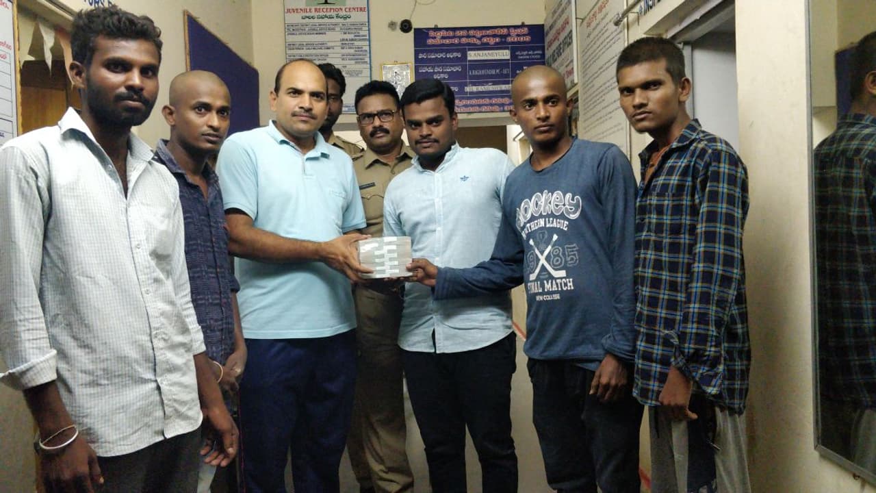 నిజాయితీ చాటిన సిద్ధిపేట యువకులు నిజాయితీ చాటిన సిద్ధిపేట యువకులు