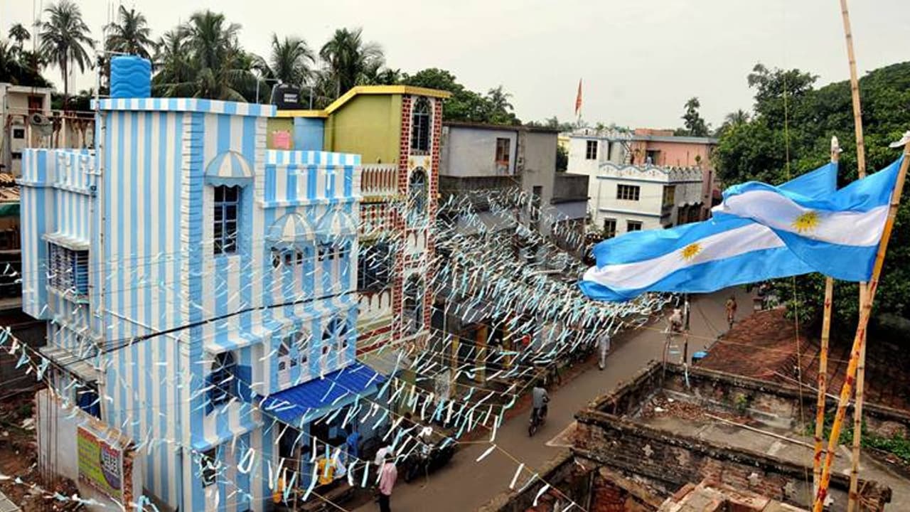 ಭಾರತದಲ್ಲೂ ಫಿಫಾ ಫುಟ್ಬಾಲ್ ಜ್ವರ ಮನೆಗೆ ಅರ್ಜೆಂಟೀನಾ ಜರ್ಸಿ ಬಣ್ಣ ಬಳಿದ ಅಭಿಮಾನಿ ಭಾರತದಲ್ಲೂ ಫಿಫಾ ಫುಟ್ಬಾಲ್ ಜ್ವರ ಮನೆಗೆ ಅರ್ಜೆಂಟೀನಾ ಜರ್ಸಿ ಬಣ್ಣ ಬಳಿದ ಅಭಿಮಾನಿ