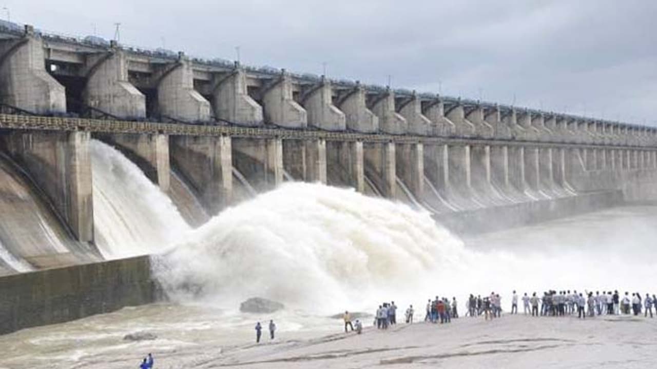 బాబ్లీ గేట్లు ఎత్తిన మహారాష్ట్ర.. గోదావరిలో జలకళ బాబ్లీ గేట్లు ఎత్తిన మహారాష్ట్ర.. గోదావరిలో జలకళ