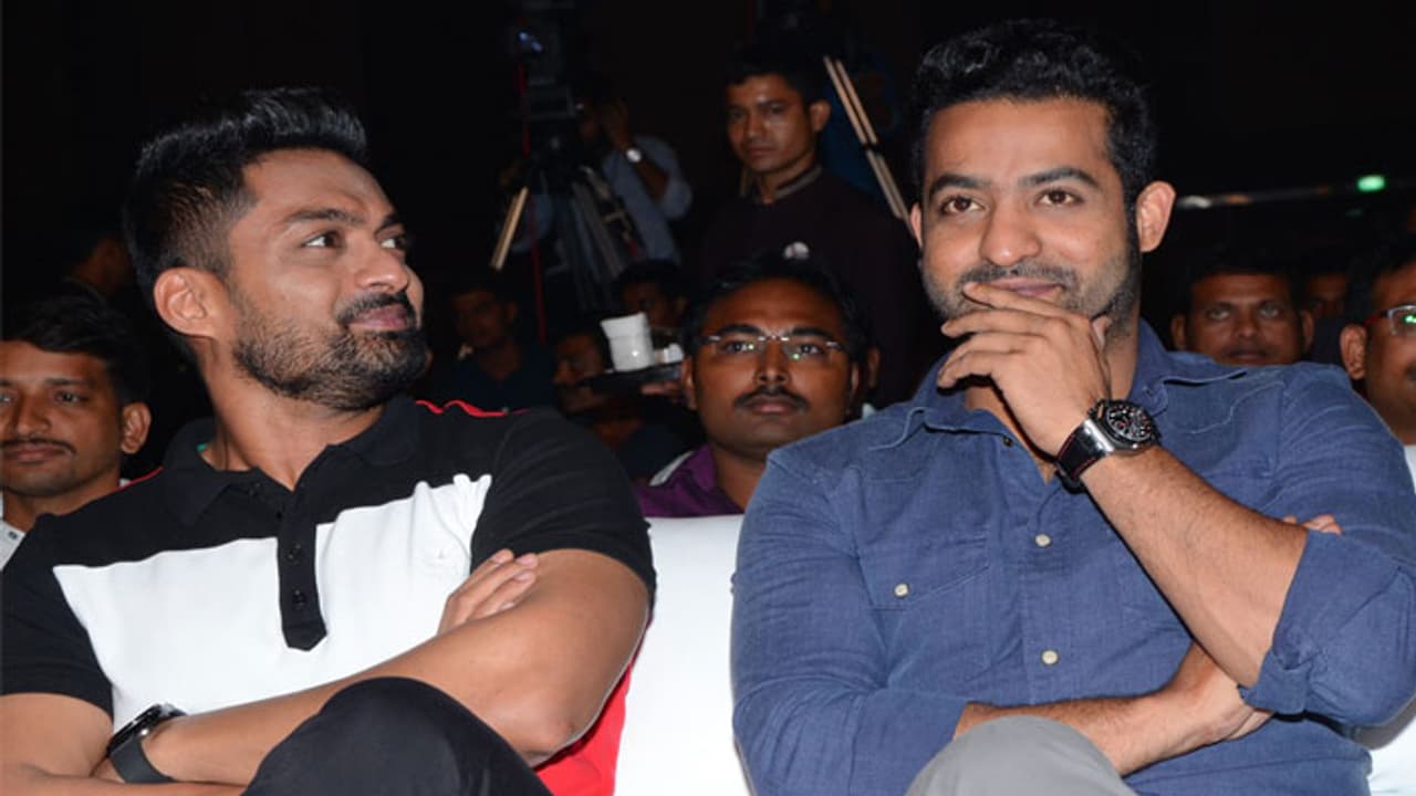 ‘‘తిత్లీ’’ తుఫాను బాధితులకు అన్నదమ్ముల సాయం ‘‘తిత్లీ’’ తుఫాను బాధితులకు అన్నదమ్ముల సాయం