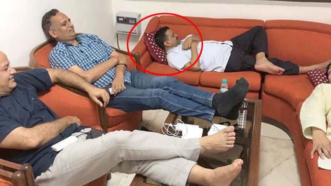 ఆఫీసులో నిద్రపోతే.. కేజ్రీ దీక్షకు లెఫ్టినెంట్ దిగివస్తారా..?