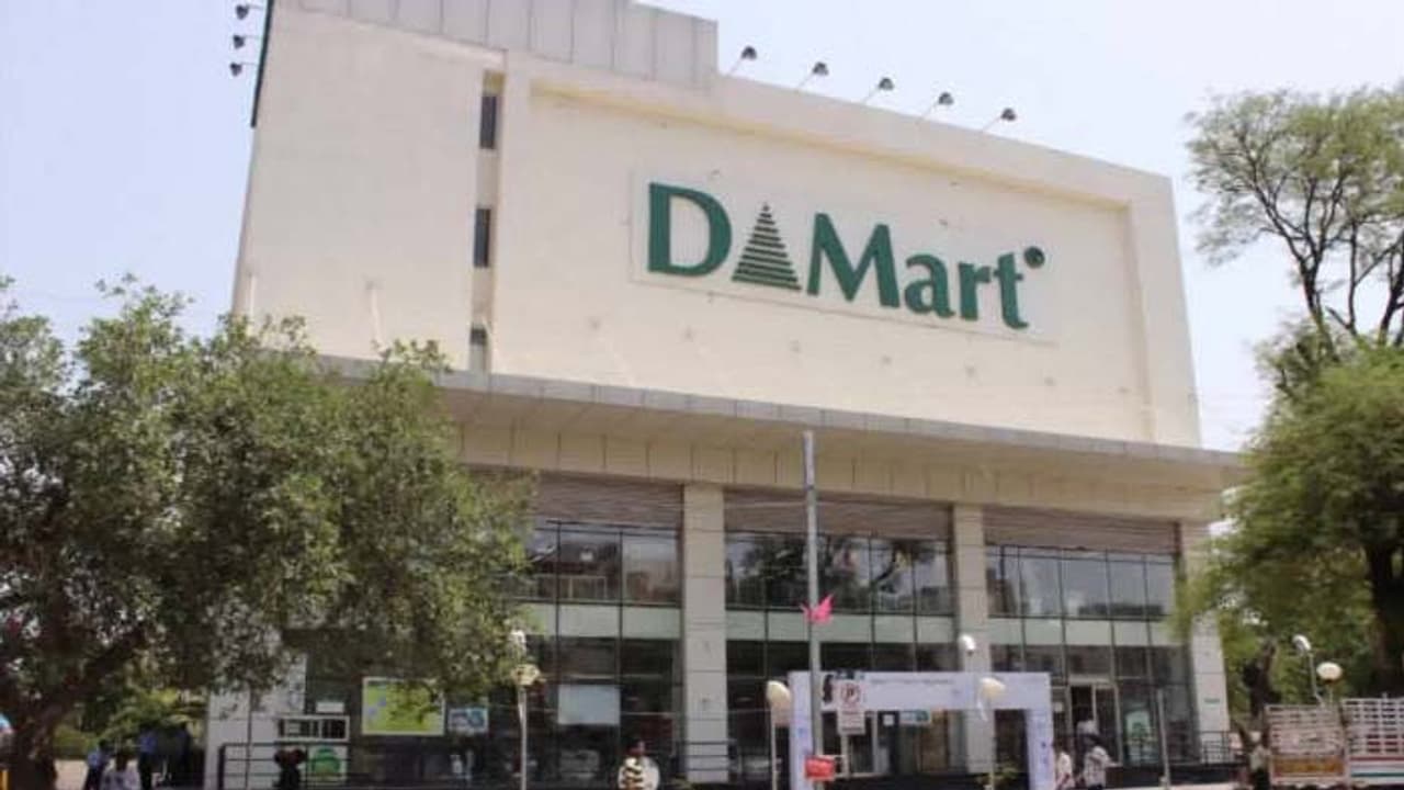 లాక్డౌన్ నిబంధనల ఉల్లంఘనలు: ఎల్బీనగర్ డీ మార్ట్ సీజ్ లాక్డౌన్ నిబంధనల ఉల్లంఘనలు: ఎల్బీనగర్ డీ మార్ట్ సీజ్