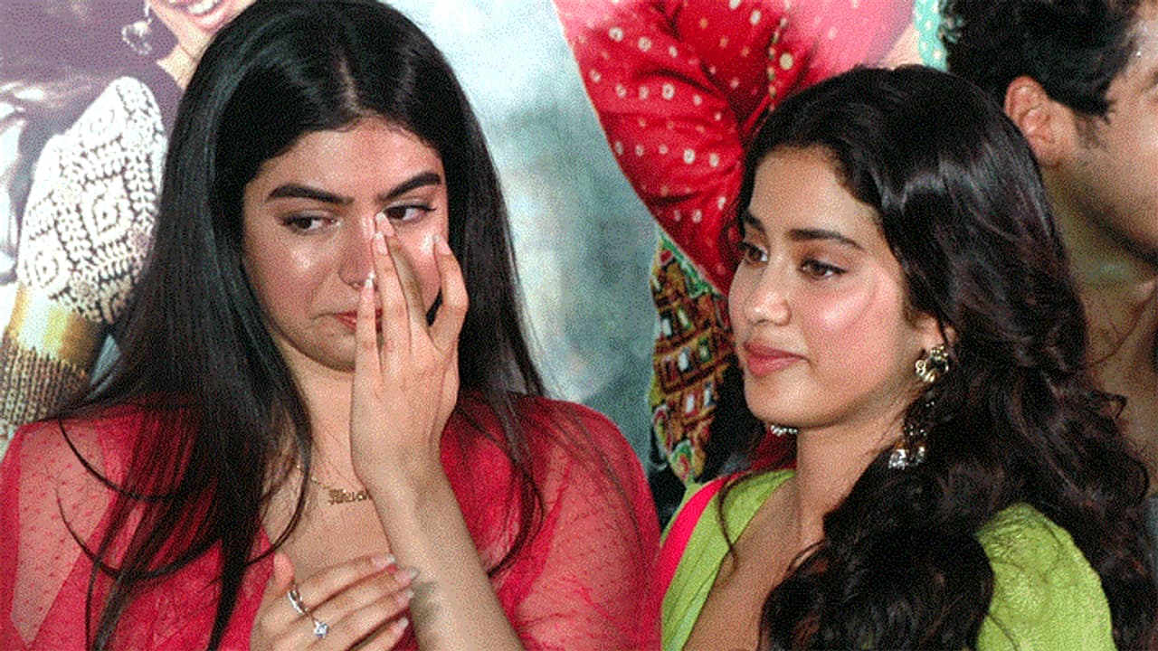 ಅಕ್ಕ ನಟಿಸಿದ ಧಡಕ್ ಟ್ರೇಲರ್ ನೋಡಿ ಕಣ್ಣೀರಿಟ್ಟ ಖುಷಿ ಅಕ್ಕ ನಟಿಸಿದ ಧಡಕ್ ಟ್ರೇಲರ್ ನೋಡಿ ಕಣ್ಣೀರಿಟ್ಟ ಖುಷಿ