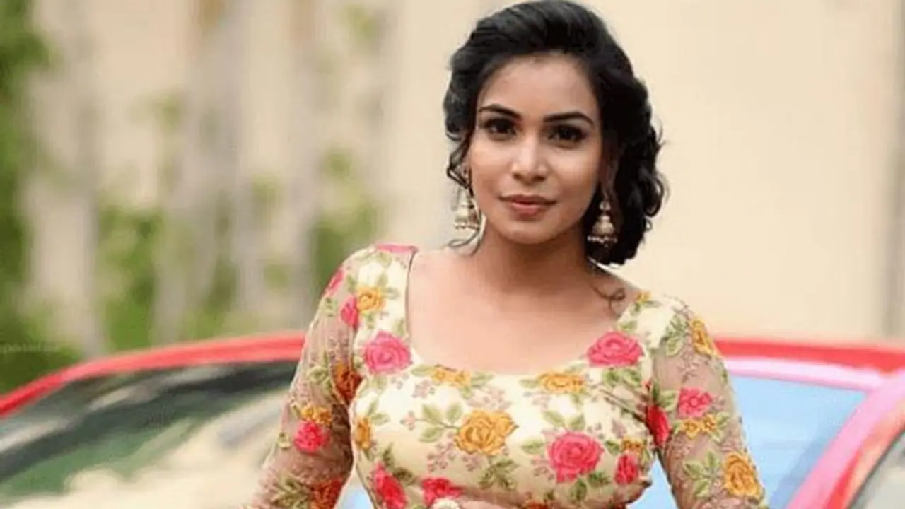 డైరెక్టర్ కమిట్మెంట్ అడిగాడు.. బిగ్ బాస్ భామ ఏం చేసిందంటే! డైరెక్టర్ కమిట్మెంట్ అడిగాడు.. బిగ్ బాస్ భామ ఏం చేసిందంటే!