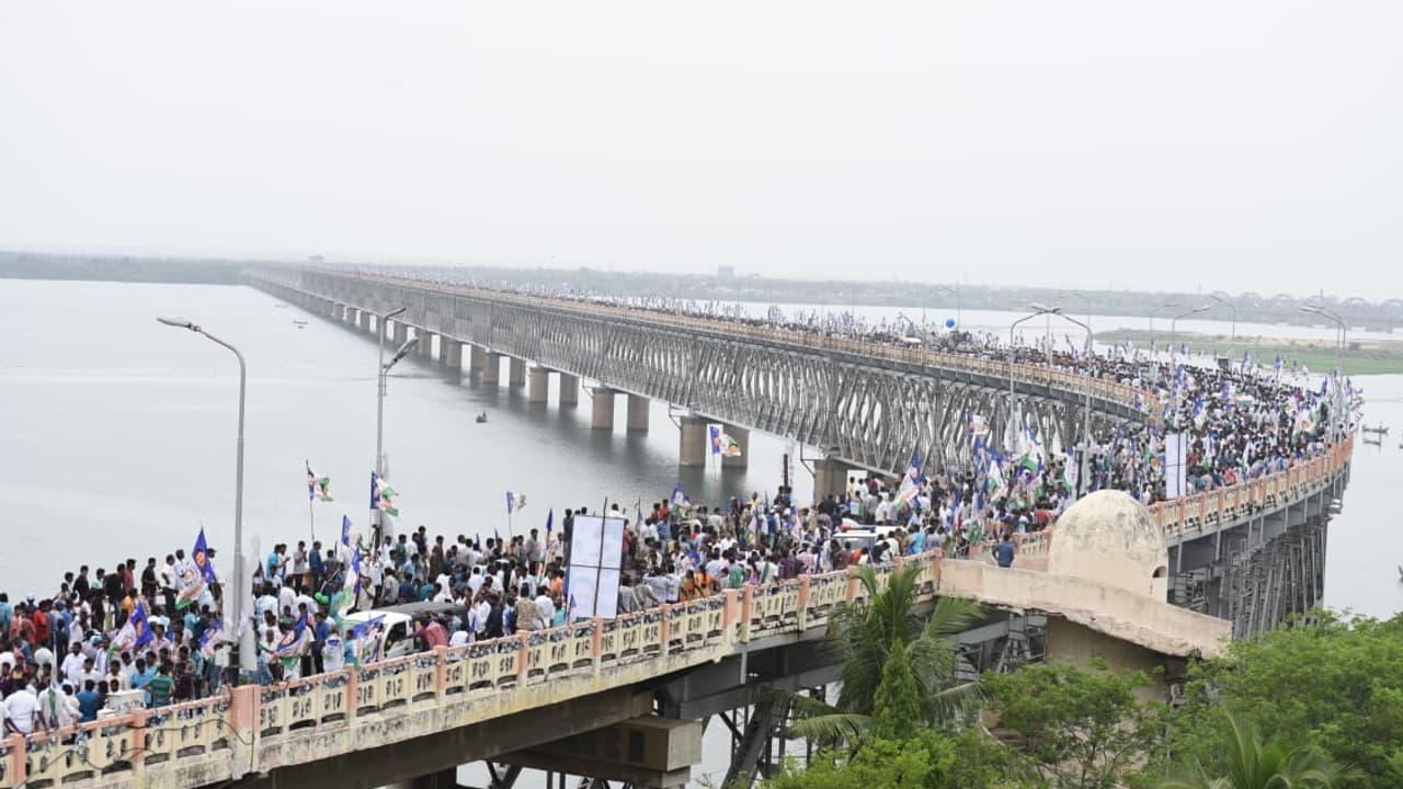 వైఎస్ఆర్ బాటలోనే జగన్, షర్మిల కూడ వైఎస్ఆర్ బాటలోనే జగన్, షర్మిల కూడ