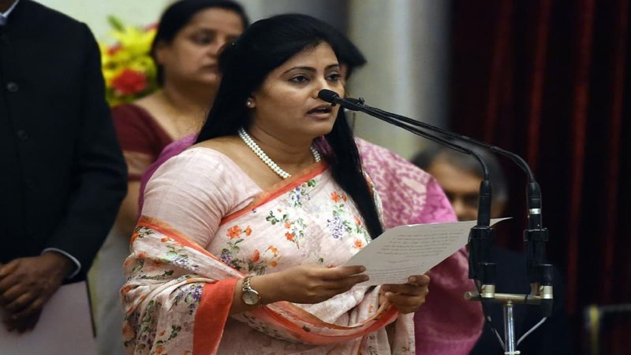 ಕೇಂದ್ರ ಸಚಿವೆಯನ್ನೇ ಚುಡಾಯಿಸಿದ ದುಷ್ಕರ್ಮಿಗಳು! ಕೇಂದ್ರ ಸಚಿವೆಯನ್ನೇ ಚುಡಾಯಿಸಿದ ದುಷ್ಕರ್ಮಿಗಳು!