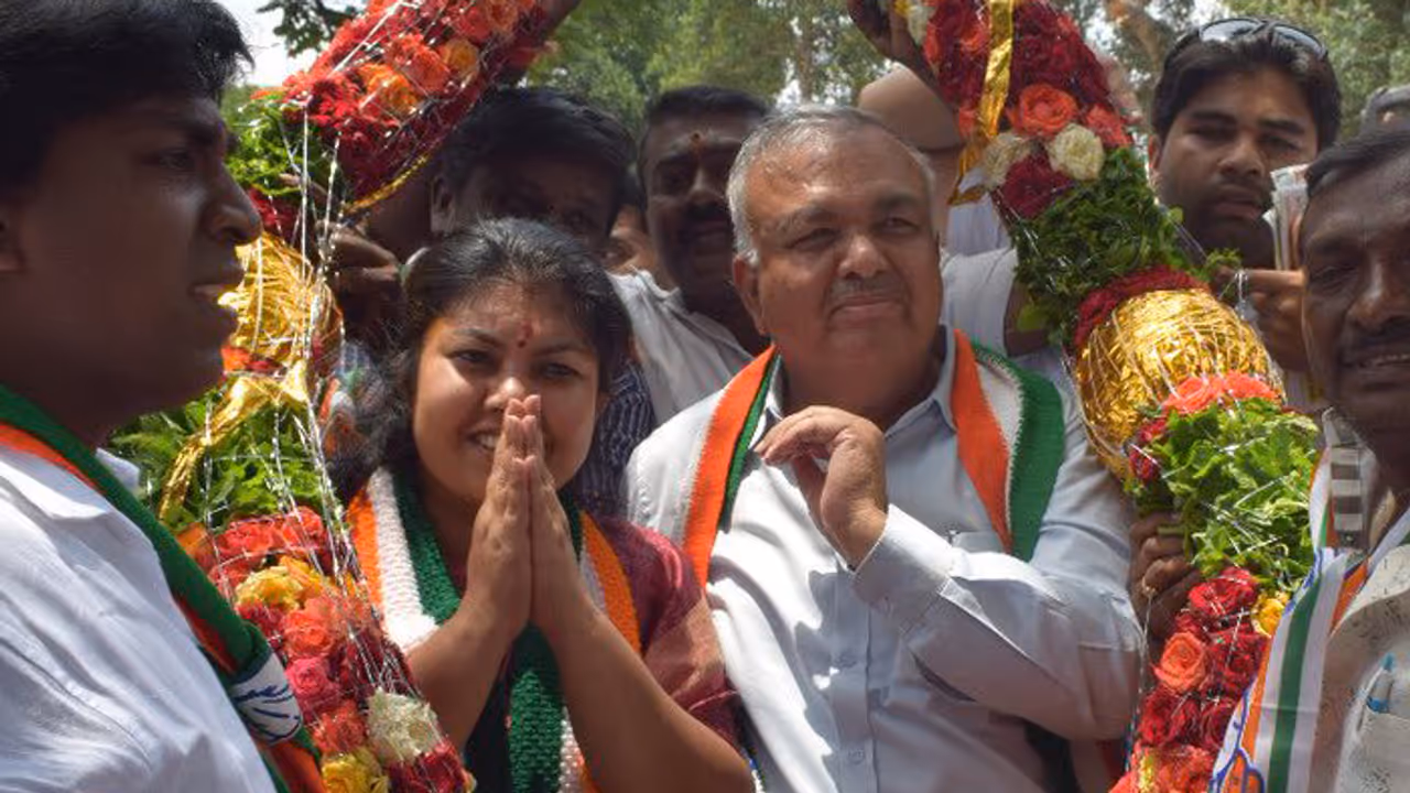 ತಂದೆಗೆ ಸ್ಥಾನ ಸಿಗದ್ದಕ್ಕೆ ಹುದ್ದೆ ತಿರಸ್ಕರಿಸಿದ ಪುತ್ರಿ ಸೌಮ್ಯರೆಡ್ಡಿ ತಂದೆಗೆ ಸ್ಥಾನ ಸಿಗದ್ದಕ್ಕೆ ಹುದ್ದೆ ತಿರಸ್ಕರಿಸಿದ ಪುತ್ರಿ ಸೌಮ್ಯರೆಡ್ಡಿ