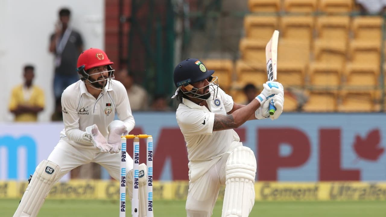 ಇಂಡೋ ಅಫ್ಘಾನ್ ಟೆಸ್ಟ್: 200 ರನ್ ಗಡಿ ದಾಟಿದ ಟೀಂಇಂಡಿಯಾ ಇಂಡೋ ಅಫ್ಘಾನ್ ಟೆಸ್ಟ್: 200 ರನ್ ಗಡಿ ದಾಟಿದ ಟೀಂಇಂಡಿಯಾ