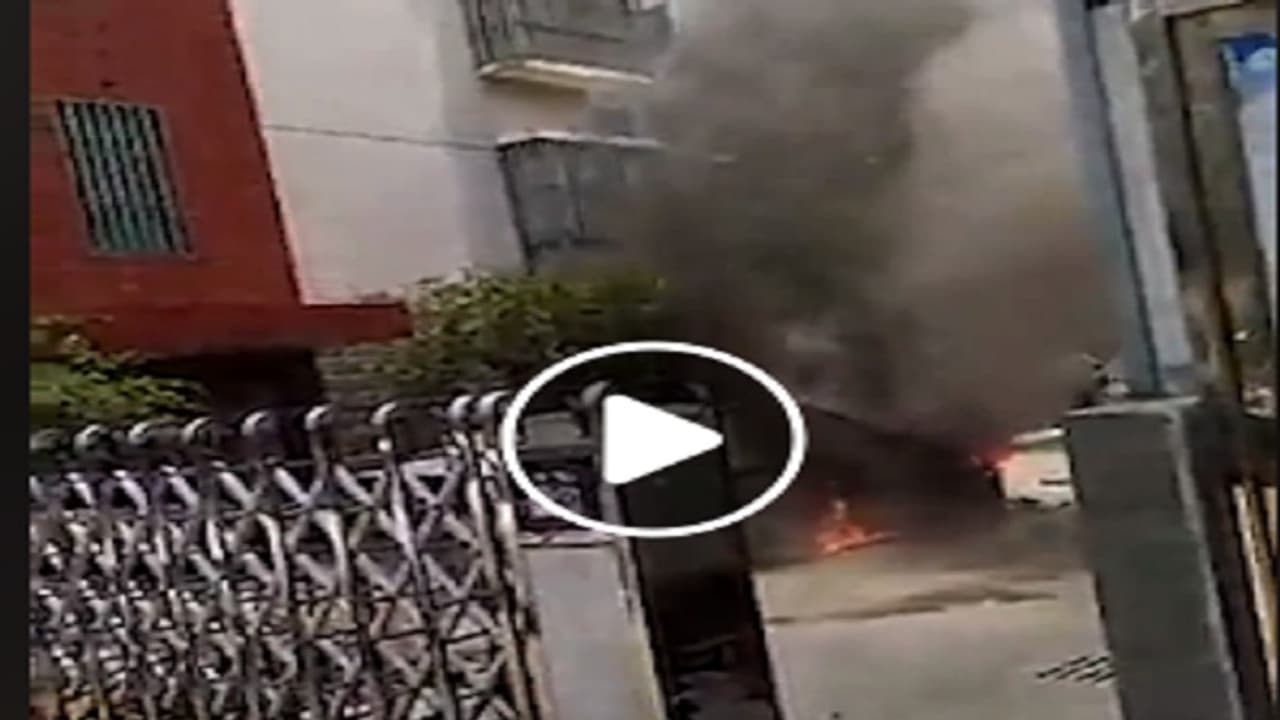 ಊದಿನ ಕಡ್ಡಿಗೆ ಬಿಎಂಡಬ್ಲ್ಯೂ ಆಹುತಿ: ವಿಡಿಯೋ..! ಊದಿನ ಕಡ್ಡಿಗೆ ಬಿಎಂಡಬ್ಲ್ಯೂ ಆಹುತಿ: ವಿಡಿಯೋ..!