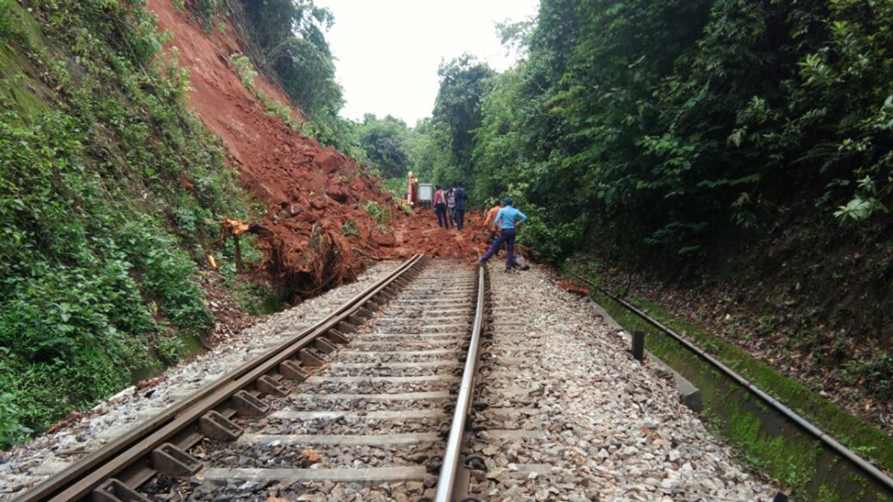 ಮಹಾಮಳೆಗೆ ಭೂಕುಸಿತ.. ಪ್ರಯಾಣಿಕರೆ ದಯವಿಟ್ಟು ಗಮನಿಸಿ.. ಮಹಾಮಳೆಗೆ ಭೂಕುಸಿತ.. ಪ್ರಯಾಣಿಕರೆ ದಯವಿಟ್ಟು ಗಮನಿಸಿ..