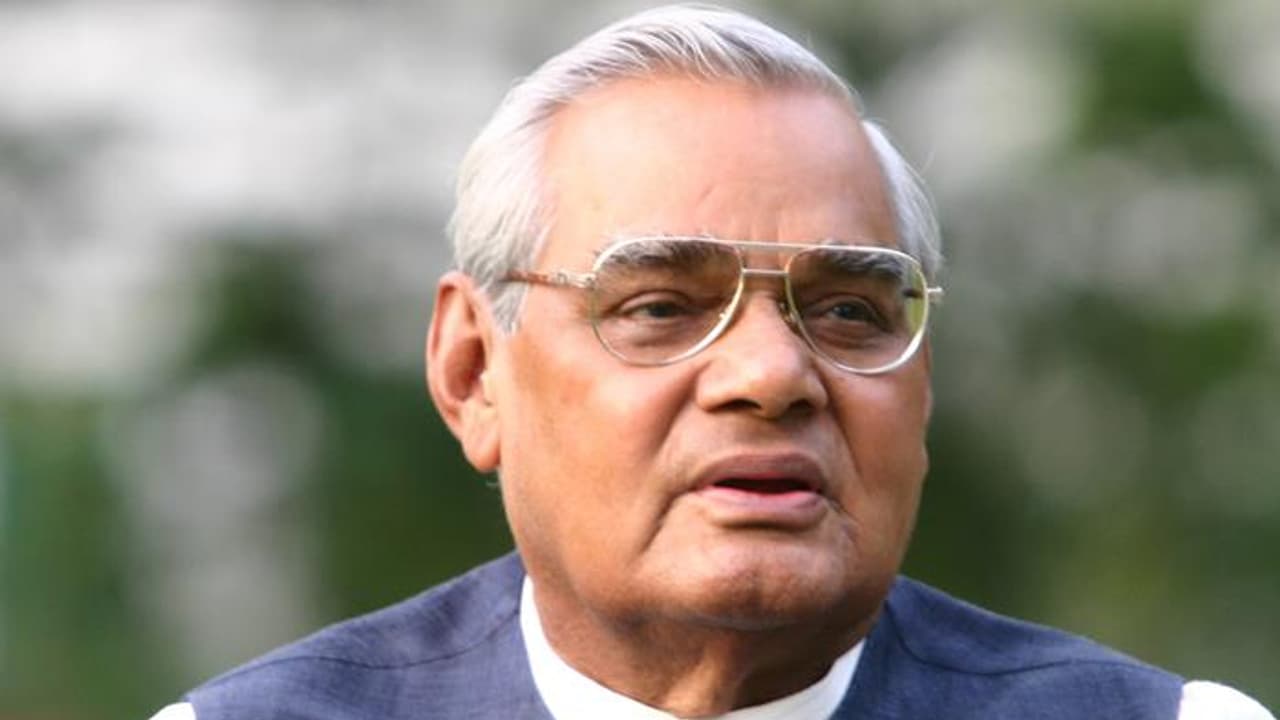 మాజీ ప్రధాని వాజ్పేయ్ ఆరోగ్యం మరింత విషమం: మోడీ పరామర్శ మాజీ ప్రధాని వాజ్పేయ్ ఆరోగ్యం మరింత విషమం: మోడీ పరామర్శ