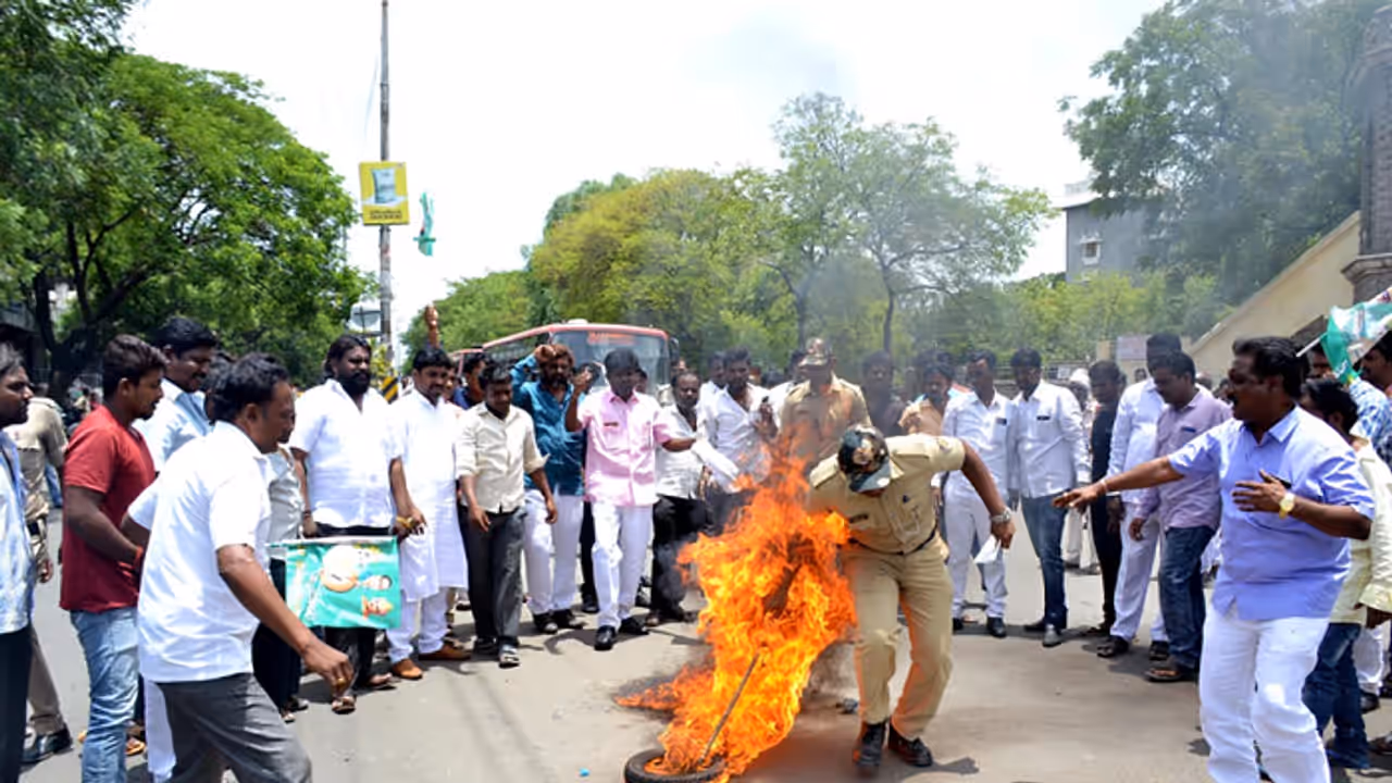 ಸಚಿವ ಸ್ಥಾನ ಪ್ರತಿಭಟನೆ ವೇಳೆ ಪೇದೆಗೆ ತಗುಲಿದ ಬೆಂಕಿ ಸಚಿವ ಸ್ಥಾನ ಪ್ರತಿಭಟನೆ ವೇಳೆ ಪೇದೆಗೆ ತಗುಲಿದ ಬೆಂಕಿ