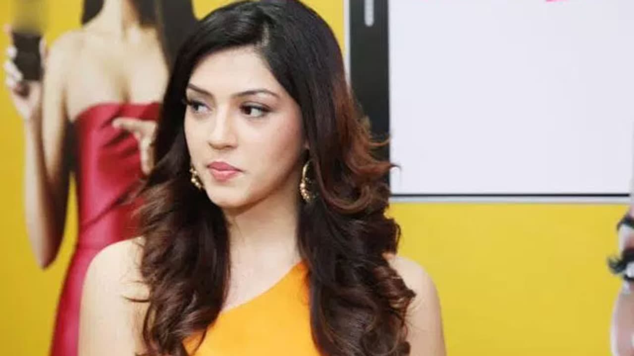 మెహ్రీన్ ని ఢీ కొట్టిన కారు! మెహ్రీన్ ని ఢీ కొట్టిన కారు!