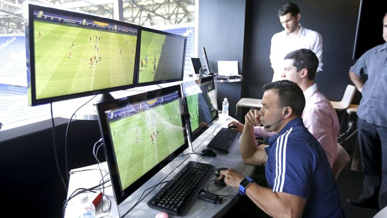 ವಿಶ್ವಕಪ್’ನಲ್ಲಿ ಮೊದಲ ಬಾರಿ ವಿಡಿಯೋ ಸಹಾಯಕ ರೆಫ್ರಿ! ವಿಶ್ವಕಪ್’ನಲ್ಲಿ ಮೊದಲ ಬಾರಿ ವಿಡಿಯೋ ಸಹಾಯಕ ರೆಫ್ರಿ!