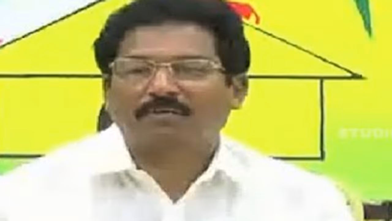 ఆఫీసులోనే సాక్షి పేపర్ తగులబెట్టిన టీడీపీ నేత, కలకలం ఆఫీసులోనే సాక్షి పేపర్ తగులబెట్టిన టీడీపీ నేత, కలకలం