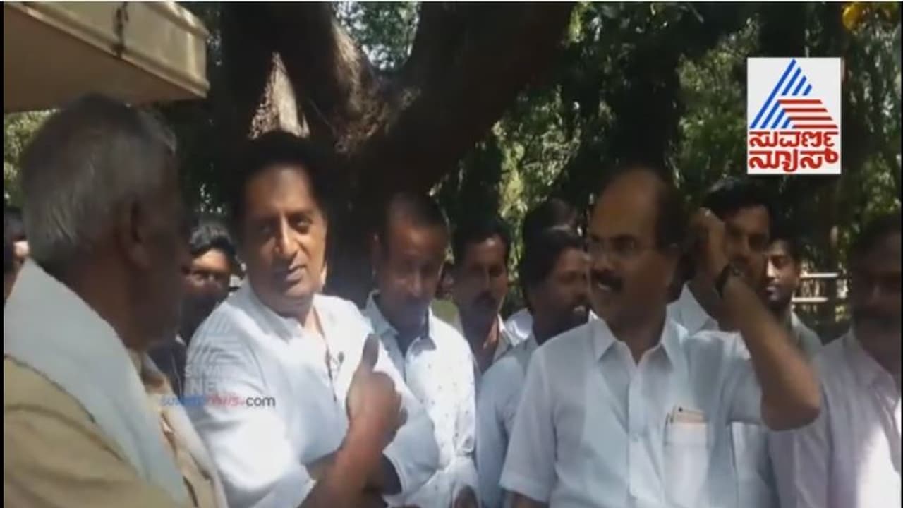 ಸರ್ಕಾರಿ ಶಾಲೆಗೆ ಭೇಟಿ ನೀಡಿ ಮಕ್ಕಳೊಂದಿಗೆ ಚರ್ಚೆ ನಡೆಸಿದ ಪ್ರಕಾಶ್ ರೈ ಸರ್ಕಾರಿ ಶಾಲೆಗೆ ಭೇಟಿ ನೀಡಿ ಮಕ್ಕಳೊಂದಿಗೆ ಚರ್ಚೆ ನಡೆಸಿದ ಪ್ರಕಾಶ್ ರೈ