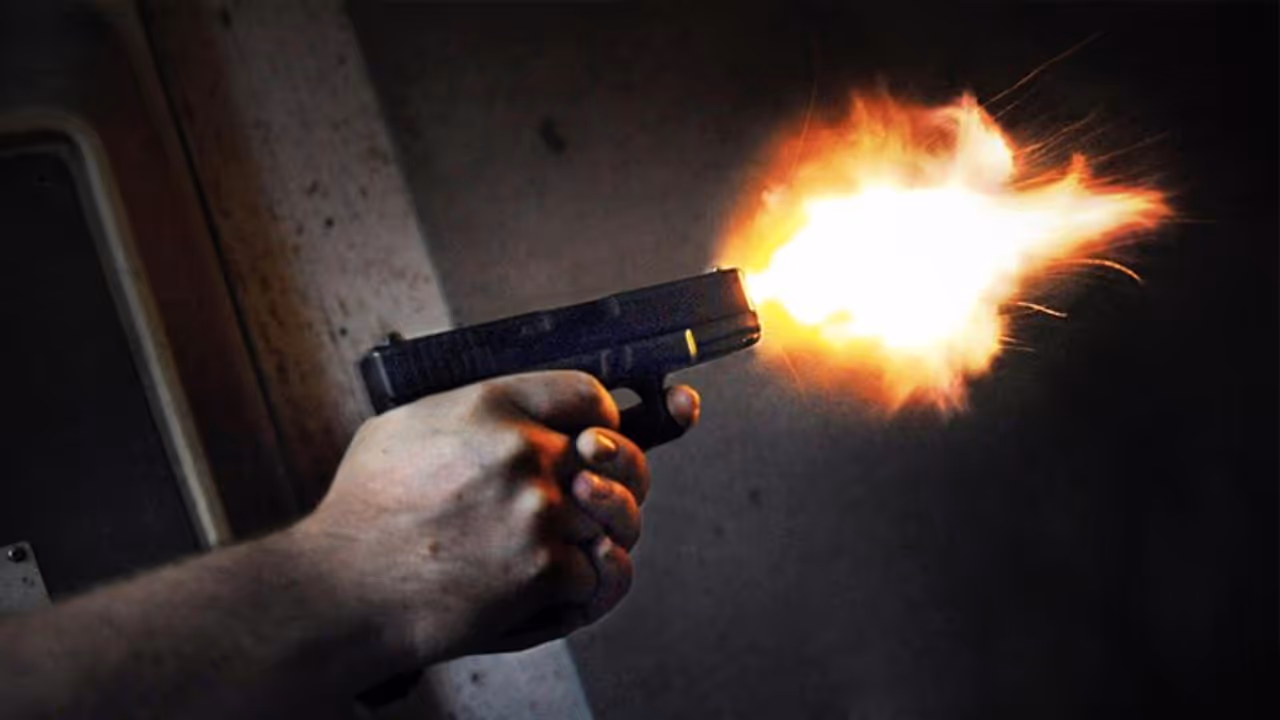 ఢిల్లీలో ఇద్దరు గ్యాంగ్స్టర్ల మధ్య ఎదురుకాల్పులు.. పరుగులు తీసిన జనాలు ఢిల్లీలో ఇద్దరు గ్యాంగ్స్టర్ల మధ్య ఎదురుకాల్పులు.. పరుగులు తీసిన జనాలు