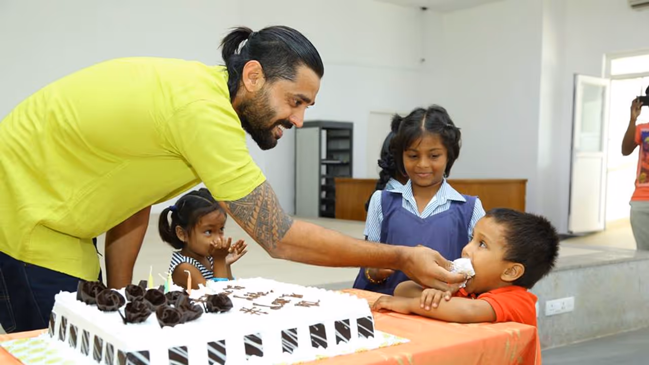 13 ವರ್ಷಗಳ ಹಿಂದೆ ಮುರಳಿ ವಿಜಯ್ ಉದ್ದ ಕೂದಲು ಕತ್ತರಿಸಿದ್ದೇಕೆ? 13 ವರ್ಷಗಳ ಹಿಂದೆ ಮುರಳಿ ವಿಜಯ್ ಉದ್ದ ಕೂದಲು ಕತ್ತರಿಸಿದ್ದೇಕೆ?