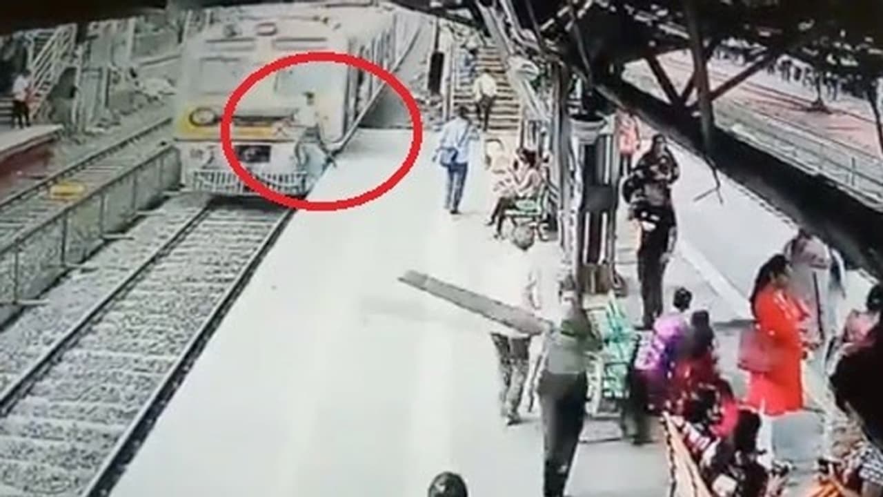 ప్రశాంతంగా వచ్చి.. ఎంత పనిచేశాడో చూడండి (వీడియో) ప్రశాంతంగా వచ్చి.. ఎంత పనిచేశాడో చూడండి (వీడియో)