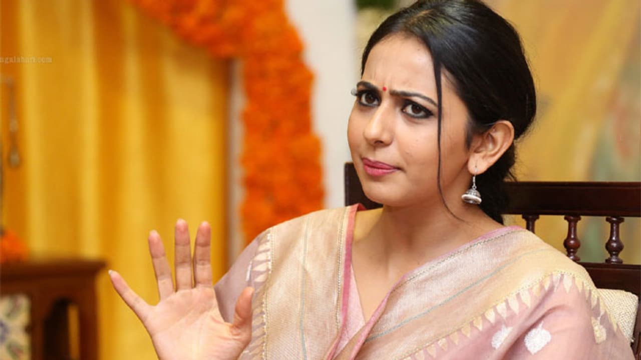 పబ్లిసిటీ కోసం చేయకండి.. 'మీటూ'పై రకుల్ కామెంట్! పబ్లిసిటీ కోసం చేయకండి.. 'మీటూ'పై రకుల్ కామెంట్!