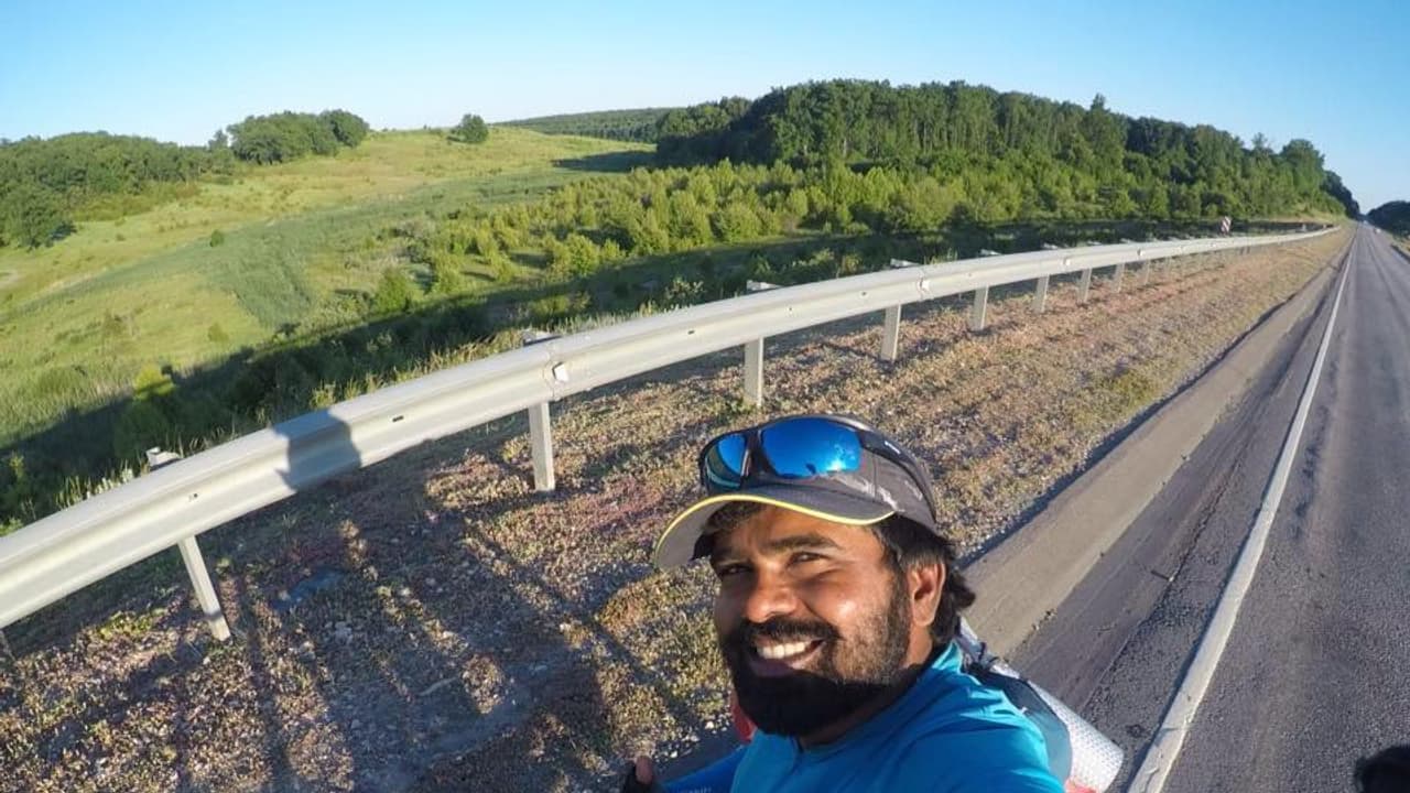 ಫಿಫಾ ವಿಶ್ವಕಪ್ 2018: ರಷ್ಯಾಗೆ ಸೈಕಲ್ ಸವಾರಿ ಮಾಡಿದ ಕೇರಳ ಫುಟ್ಬಾಲ್ ಅಭಿಮಾನಿ ಫಿಫಾ ವಿಶ್ವಕಪ್ 2018: ರಷ್ಯಾಗೆ ಸೈಕಲ್ ಸವಾರಿ ಮಾಡಿದ ಕೇರಳ ಫುಟ್ಬಾಲ್ ಅಭಿಮಾನಿ