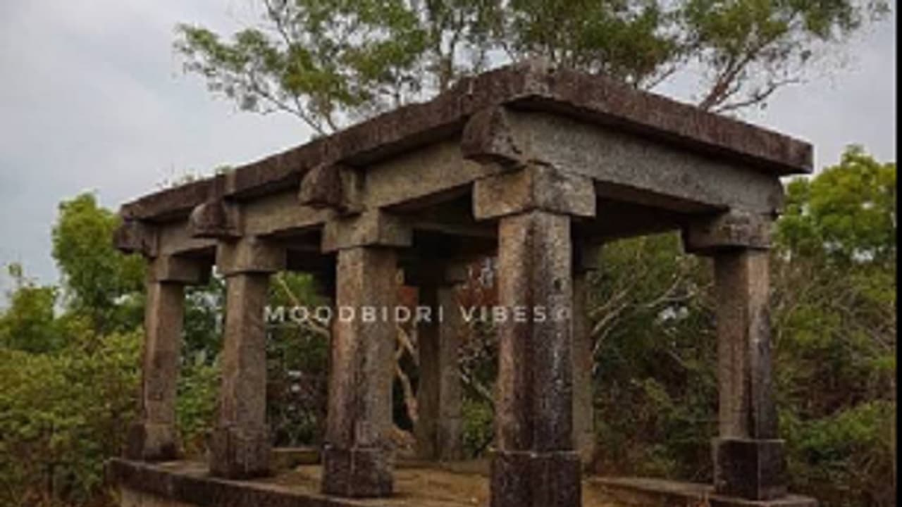 ಆಧಾರ ರಹಿತ ಬೃಹತ್ ಬಂಡೆ ಕೋಡಂಗಲ್ಲು ಆಧಾರ ರಹಿತ ಬೃಹತ್ ಬಂಡೆ ಕೋಡಂಗಲ್ಲು