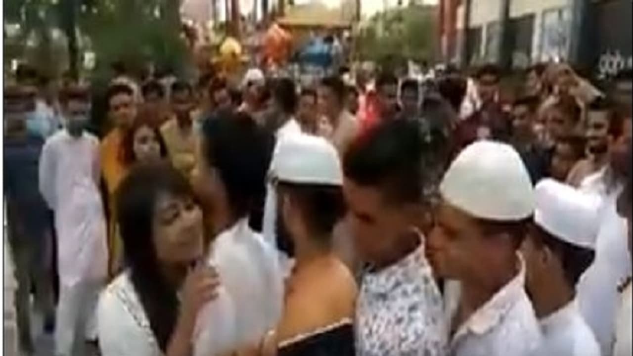 ಈದ್ ಮುಬಾರಕ್: 50 ಯುವಕರಿಗೆ ಅಪ್ಪುಗೆ ಭಾಗ್ಯ..! ಈದ್ ಮುಬಾರಕ್: 50 ಯುವಕರಿಗೆ ಅಪ್ಪುಗೆ ಭಾಗ್ಯ..!