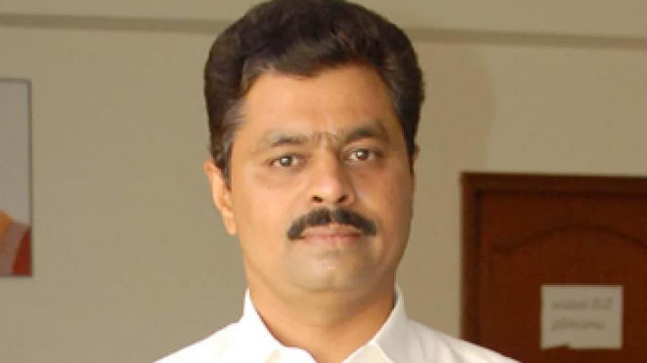 కొడుకు నిశ్చితార్థం: పవన్ పాటలకు స్టెప్పులేసిన సీఎం రమేష్