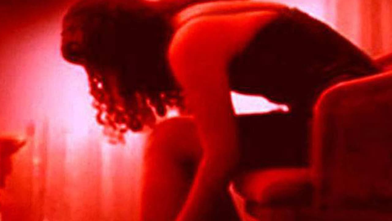 దారుణం: పని ఇప్పిస్తామని వ్యభిచార గృహనికి యువతి విక్రయం దారుణం: పని ఇప్పిస్తామని వ్యభిచార గృహనికి యువతి విక్రయం