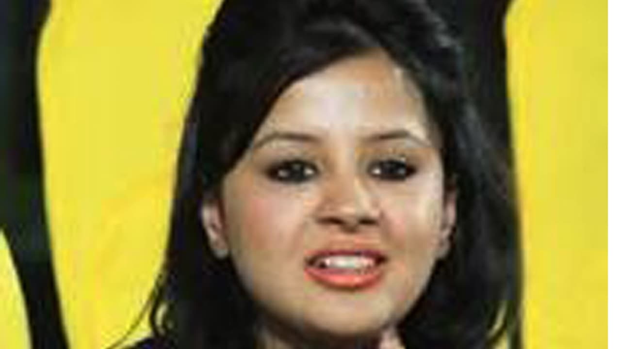 ఒంటరిగా ఉంటున్నా, నాకు గన్ లైసెన్స్ కావాలి: ధోని భార్య సాక్షి