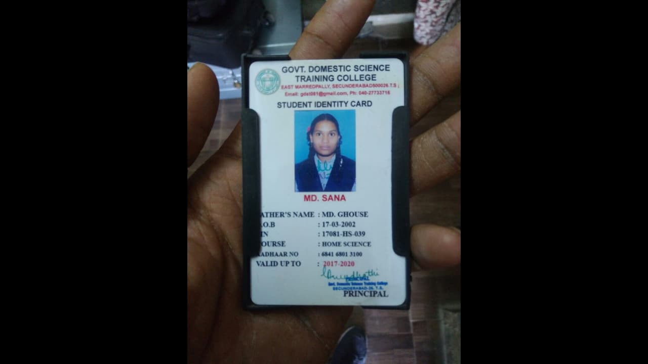 తల్లిదండ్రుల కళ్లెదుటే విద్యార్థిని ఆత్మహత్య తల్లిదండ్రుల కళ్లెదుటే విద్యార్థిని ఆత్మహత్య