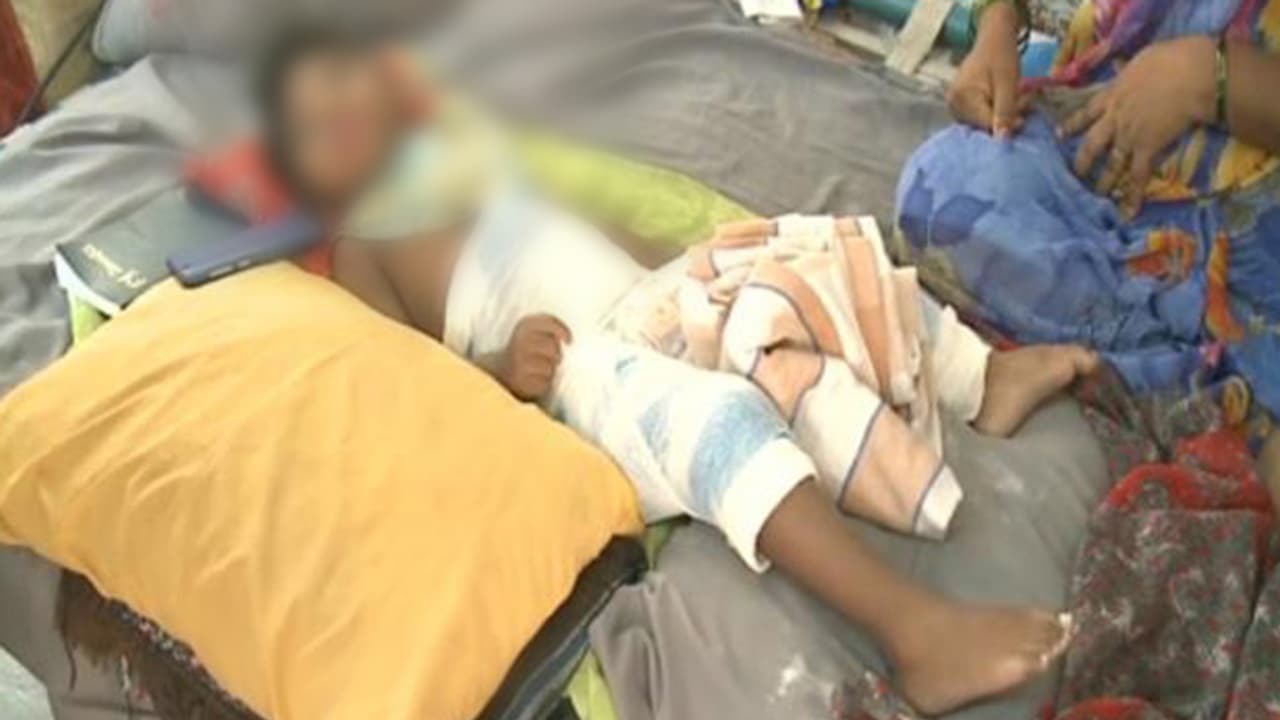 ఇది వైద్యమా: డాక్టర్ బాలుడి కాళ్లు విరిచేశాడు ఇది వైద్యమా: డాక్టర్ బాలుడి కాళ్లు విరిచేశాడు