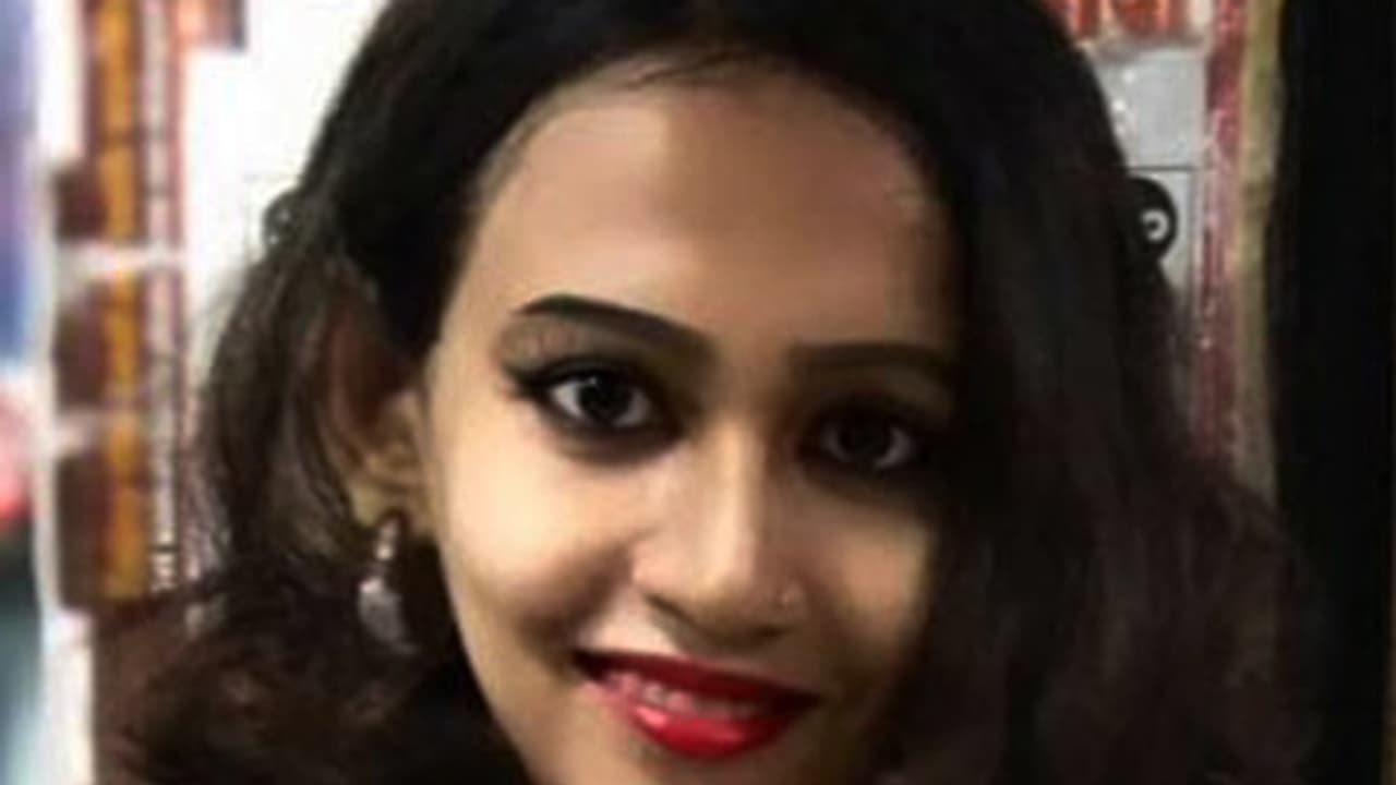 లింగమార్పిడి శస్త్రచికిత్సతో యువతి అవతారం: ఆ ప్రశ్నలతో టీచర్కు వేధింపులు లింగమార్పిడి శస్త్రచికిత్సతో యువతి అవతారం: ఆ ప్రశ్నలతో టీచర్కు వేధింపులు