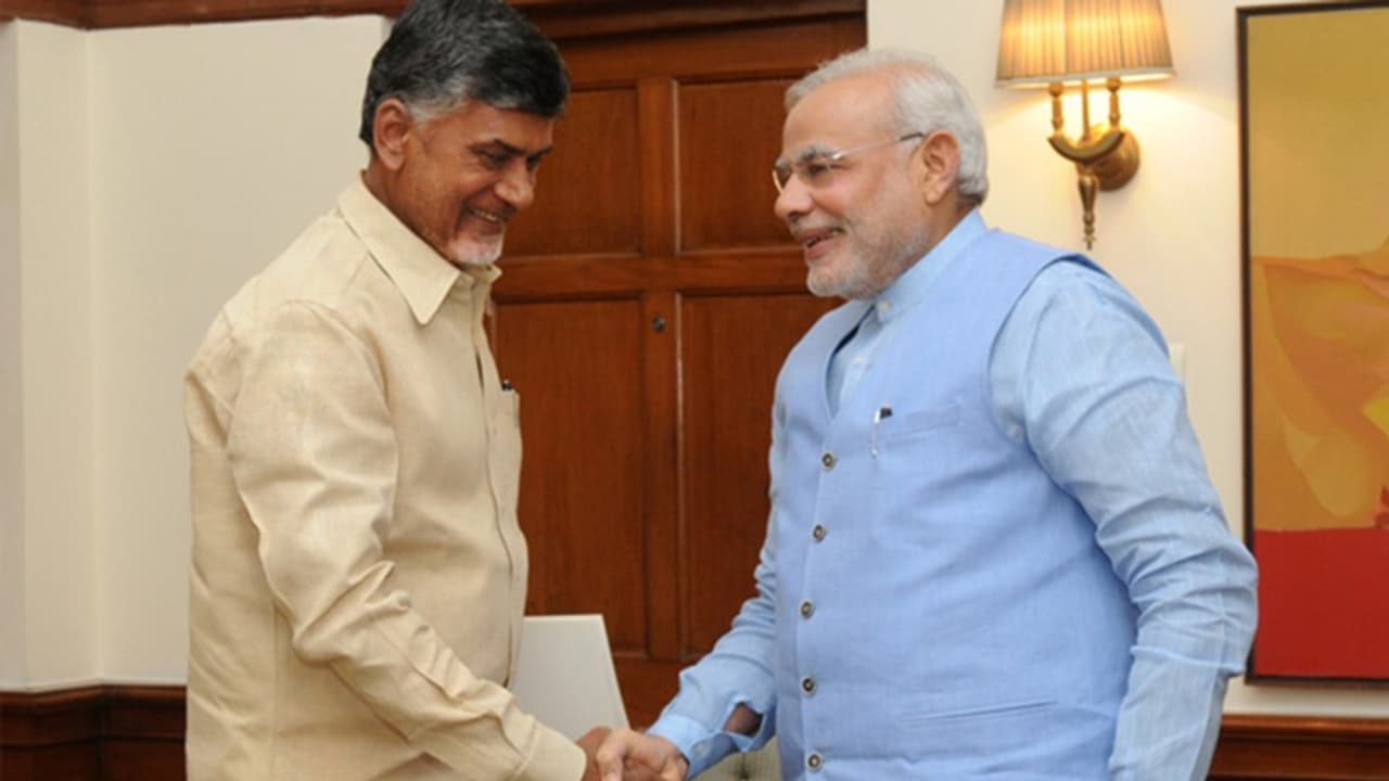 సెంచరీ దాటిస్తారేమో: పెట్రోల్, రూపాయి క్షీణతపై మోడీపై బాబు సెటైర్ సెంచరీ దాటిస్తారేమో: పెట్రోల్, రూపాయి క్షీణతపై మోడీపై బాబు సెటైర్