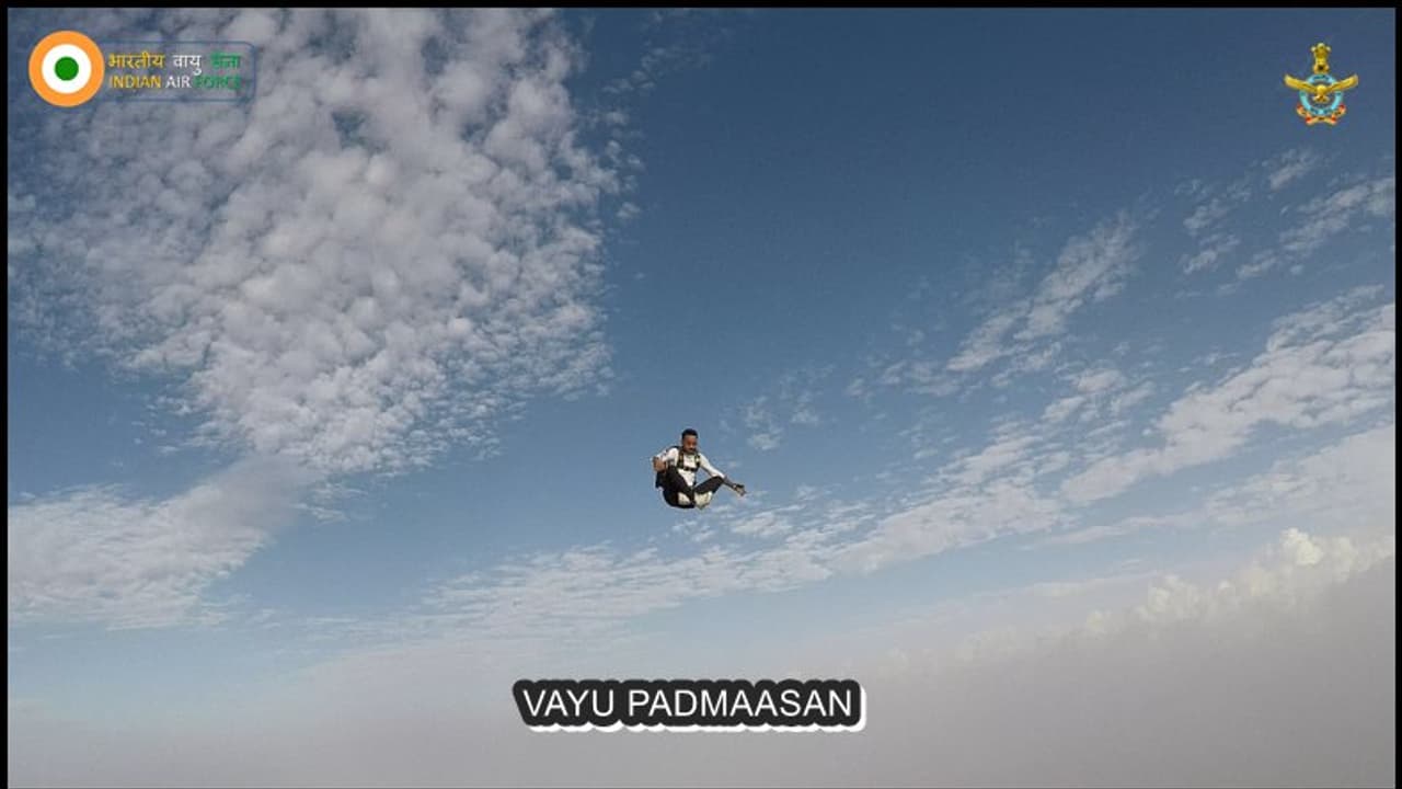 ಆಕಾಶದಲ್ಲೂ ಯೋಗ, ವಾಯುಸೇನೆಯಿಂದ ವಿನೂತನ ಪ್ರಯತ್ನ! ಆಕಾಶದಲ್ಲೂ ಯೋಗ, ವಾಯುಸೇನೆಯಿಂದ ವಿನೂತನ ಪ್ರಯತ್ನ!