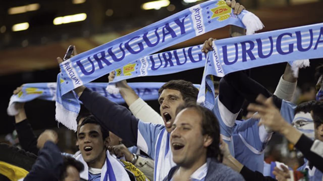 నాకౌట్లో ఉరుగ్వే... ఉరుగ్వే ఫ్యాన్స్ ఏమన్నారంటే.. (వీడియో)