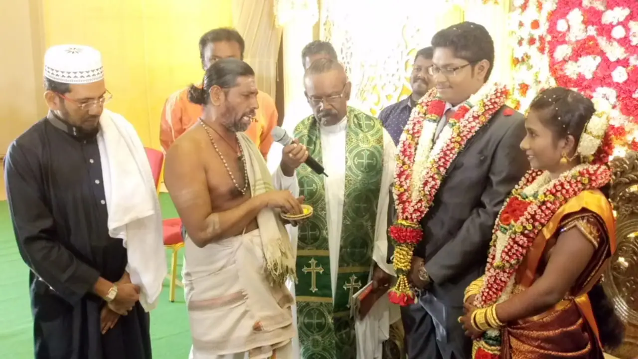Couple gets married peacefully to restore the recent havoc in Thoothukudi Couple gets married peacefully to restore the recent havoc in Thoothukudi