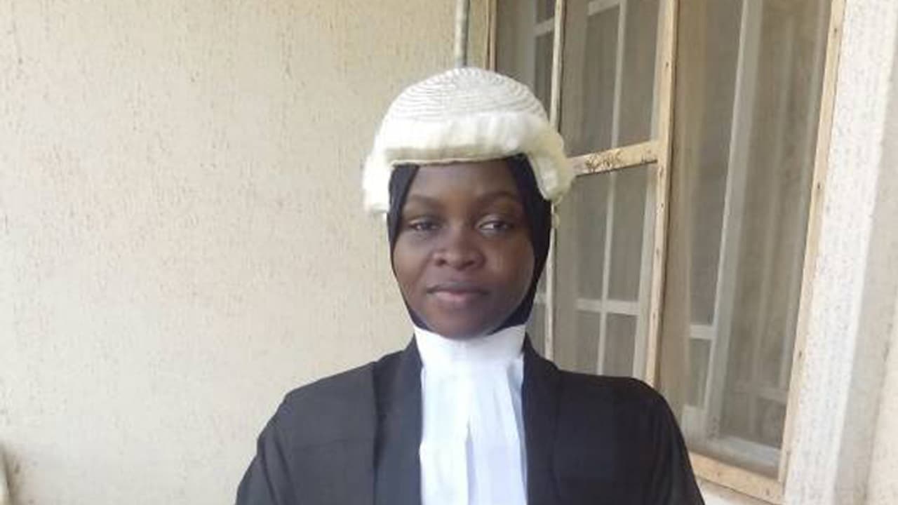 ಹಿಜಾಬ್ ಧರಿಸಿದ್ದಕ್ಕೆ ಪದವಿ ನಕಾರ: ನೈಜಿರಿಯಾ ನಡುಗಿಸಿದ ವಕೀಲೆಯ ಹೋರಾಟ..! ಹಿಜಾಬ್ ಧರಿಸಿದ್ದಕ್ಕೆ ಪದವಿ ನಕಾರ: ನೈಜಿರಿಯಾ ನಡುಗಿಸಿದ ವಕೀಲೆಯ ಹೋರಾಟ..!