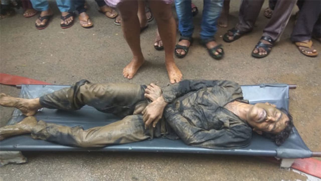 కారులోకి వర్షపు నీరు చేరి ఓ వ్యక్తి మృతి కారులోకి వర్షపు నీరు చేరి ఓ వ్యక్తి మృతి