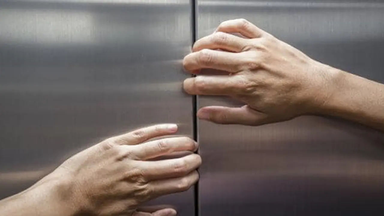 Minor gets stuck in gap between lift and duct; crushed to death Minor gets stuck in gap between lift and duct; crushed to death