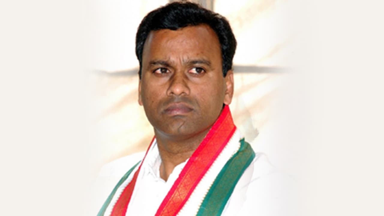 వదల బొమ్మాళీ: కోమటిరెడ్డికి మరో షోకాజ్ నోటీసు వదల బొమ్మాళీ: కోమటిరెడ్డికి మరో షోకాజ్ నోటీసు