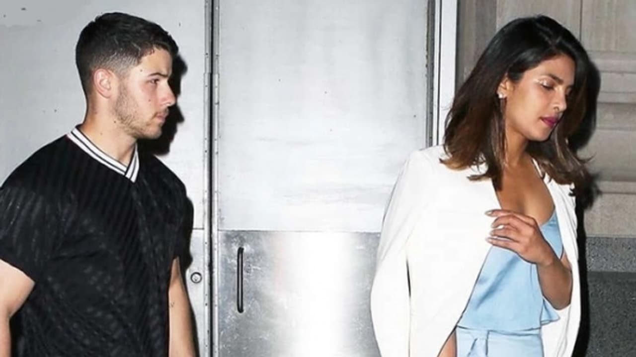 ప్రియుడితో కలిసి రహస్యంగా ముంబై చేరుకున్న ప్రియాంకా చోప్రా.. ప్రియుడితో కలిసి రహస్యంగా ముంబై చేరుకున్న ప్రియాంకా చోప్రా..